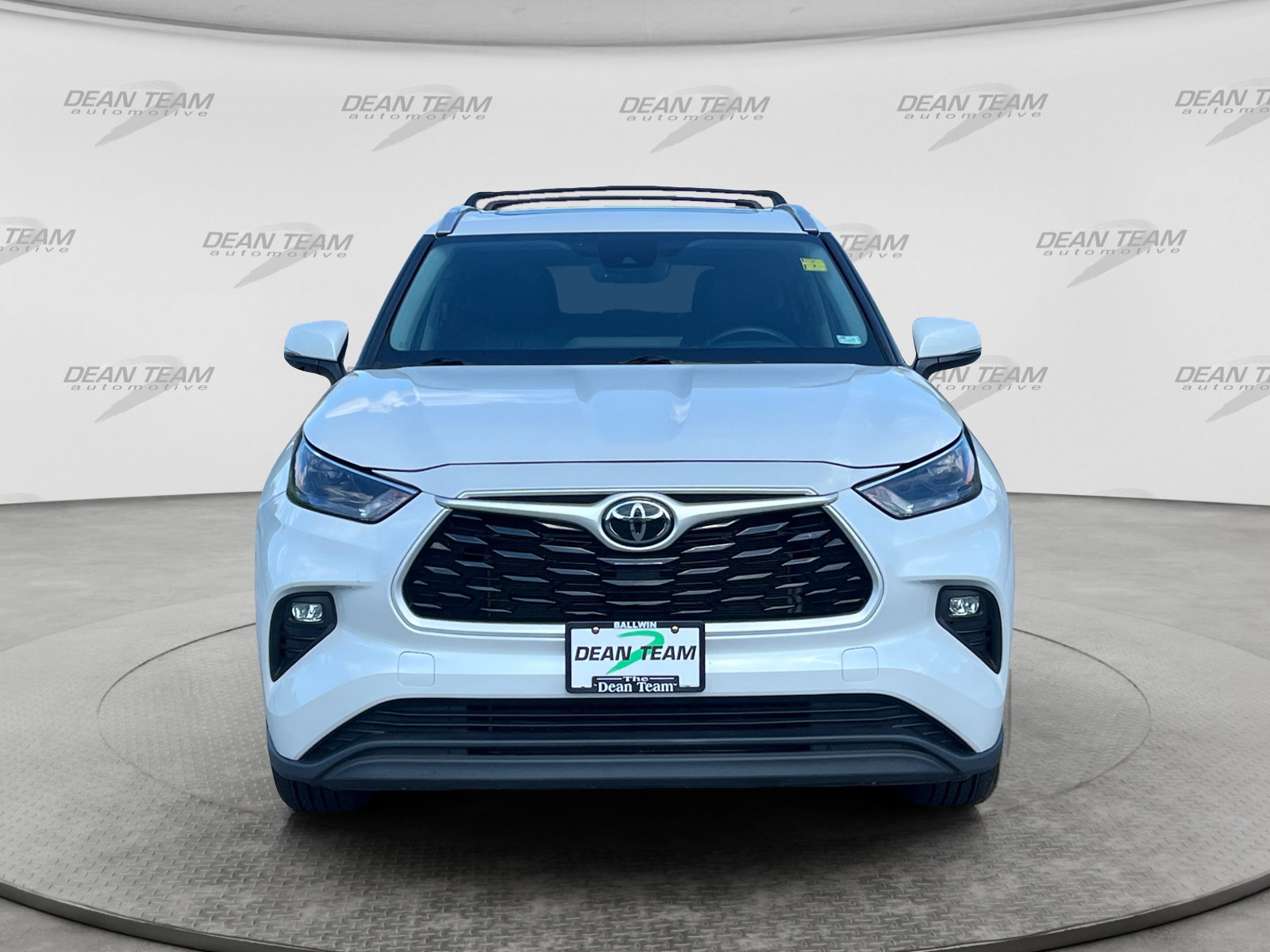 Used 2024 Toyota Highlander XLE FWD image 2