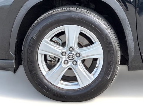 Used 2025 Toyota Highlander LE image 10