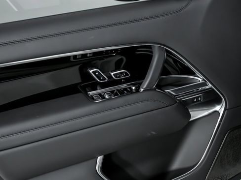 Used 2024 Land Rover Range Rover Long Wheelbase Autobiography image 18