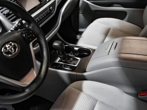 Used 2018 Toyota Highlander LE image 27