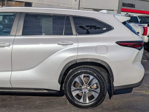 Used 2024 Toyota Highlander XLE AWD/4WD image 4
