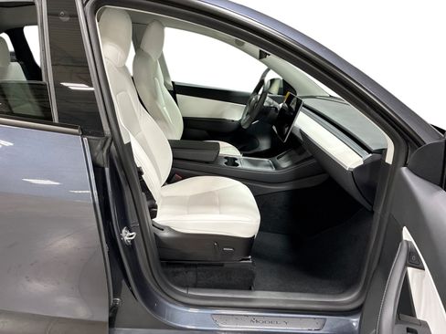 Certified 2022 Tesla Model Y Long Range AWD/4WD image 13