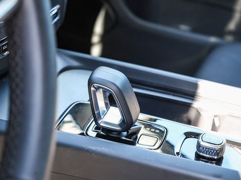 Used 2025 Volvo XC60 B5 Plus image 22