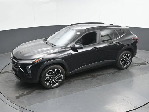 Used 2025 Chevrolet Trax RS w/ Sunroof Package FWD image 36