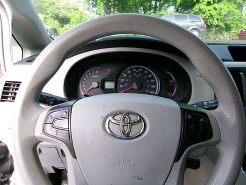 Used 2011 Toyota Sienna LE FWD image 15
