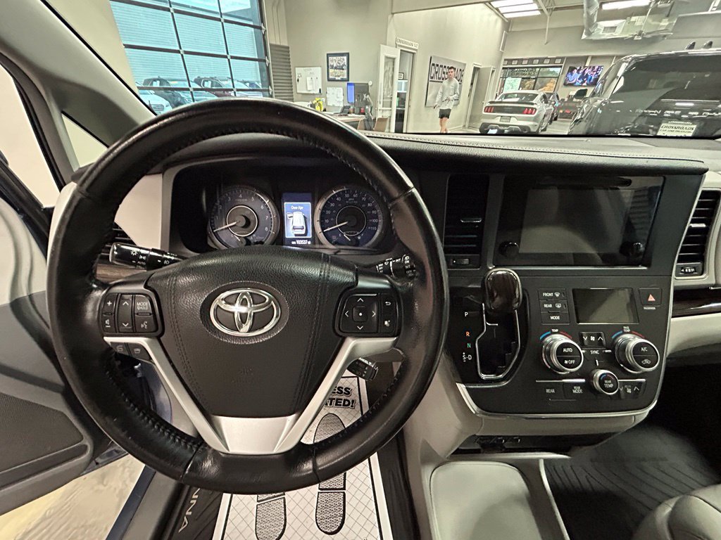 Used 2015 Toyota Sienna XLE FWD image 11