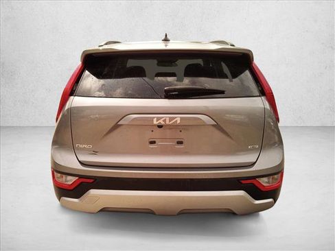 Used 2023 Kia Niro LX FWD image 6