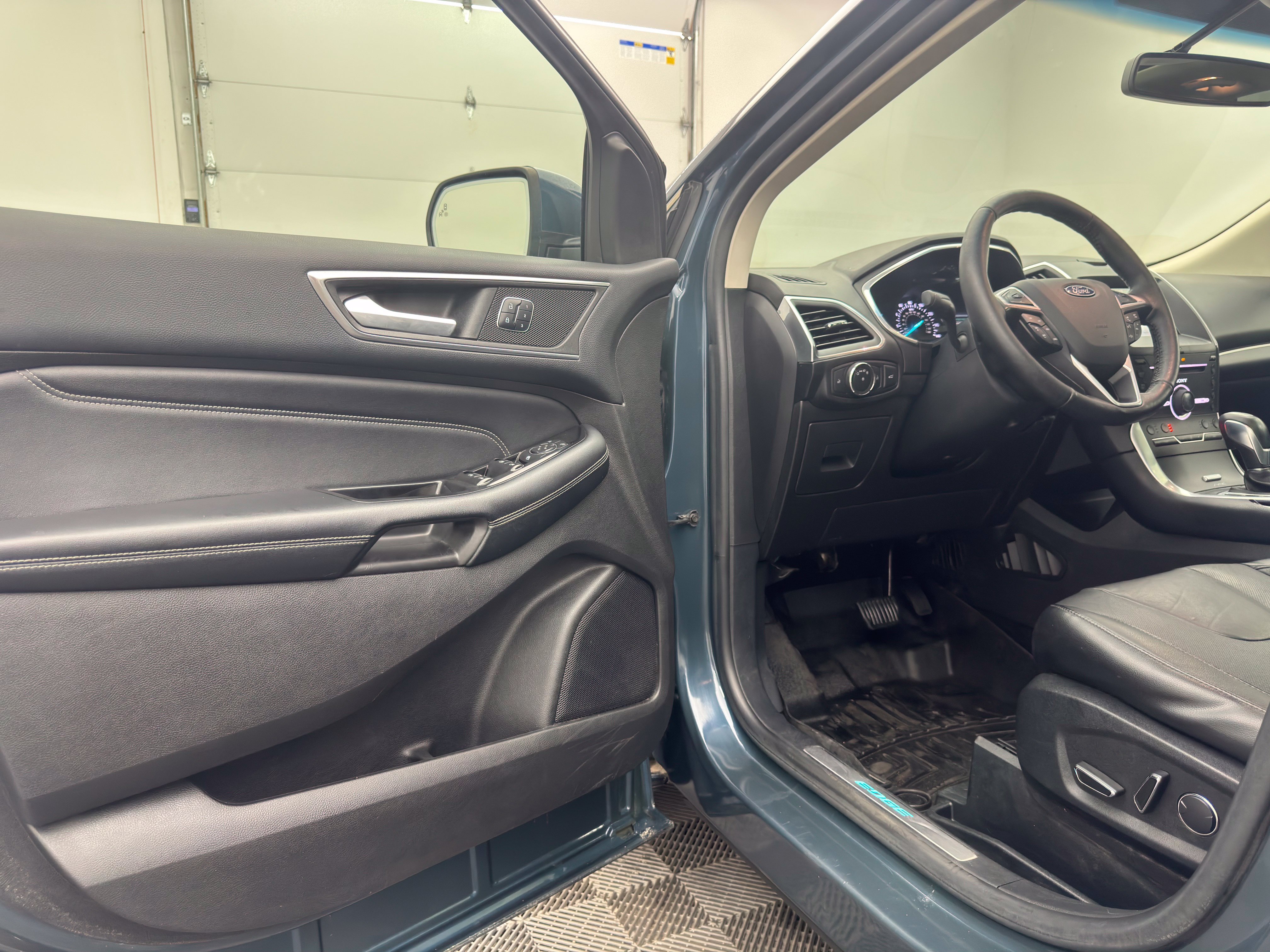 Used 2016 Ford Edge Titanium w/ Equipment Group 301A AWD/4WD image 18