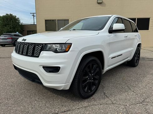 Used 2017 Jeep Grand Cherokee Altitude AWD/4WD image 3