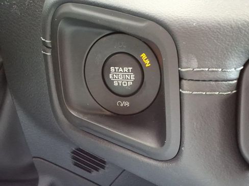 Used 2025 Jeep Wrangler Unlimited Sahara image 17