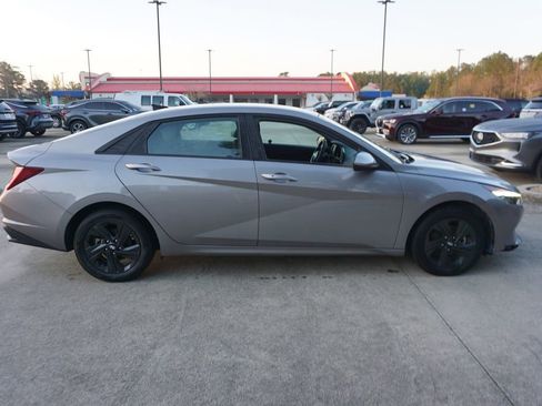 Used 2023 Hyundai Elantra Blue image 21