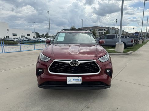Used 2022 Toyota Highlander XLE FWD image 3