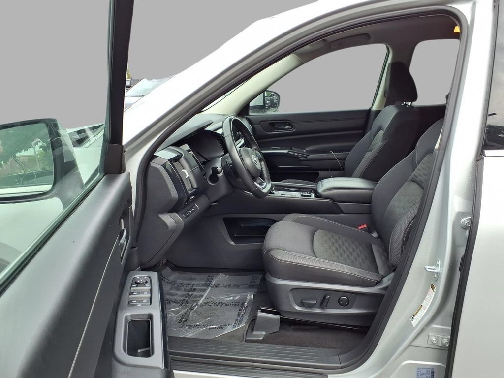 Used 2025 Nissan Pathfinder SV AWD/4WD image 21