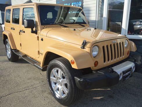 Used 2013 Jeep Wrangler Unlimited Sahara w/ Connectivity Group image 7