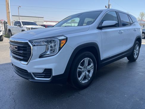 Used 2024 GMC Terrain SLE image 1