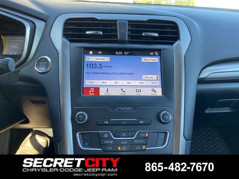 Used 2019 Ford Fusion SE FWD image 14