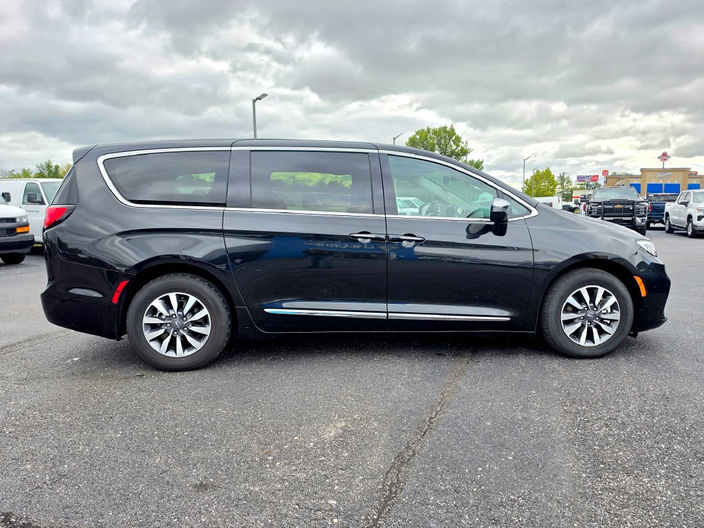Used 2023 Chrysler Pacifica Limited FWD image 13