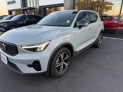 Used 2024 Volvo XC40 B5 Core AWD/4WD image 3