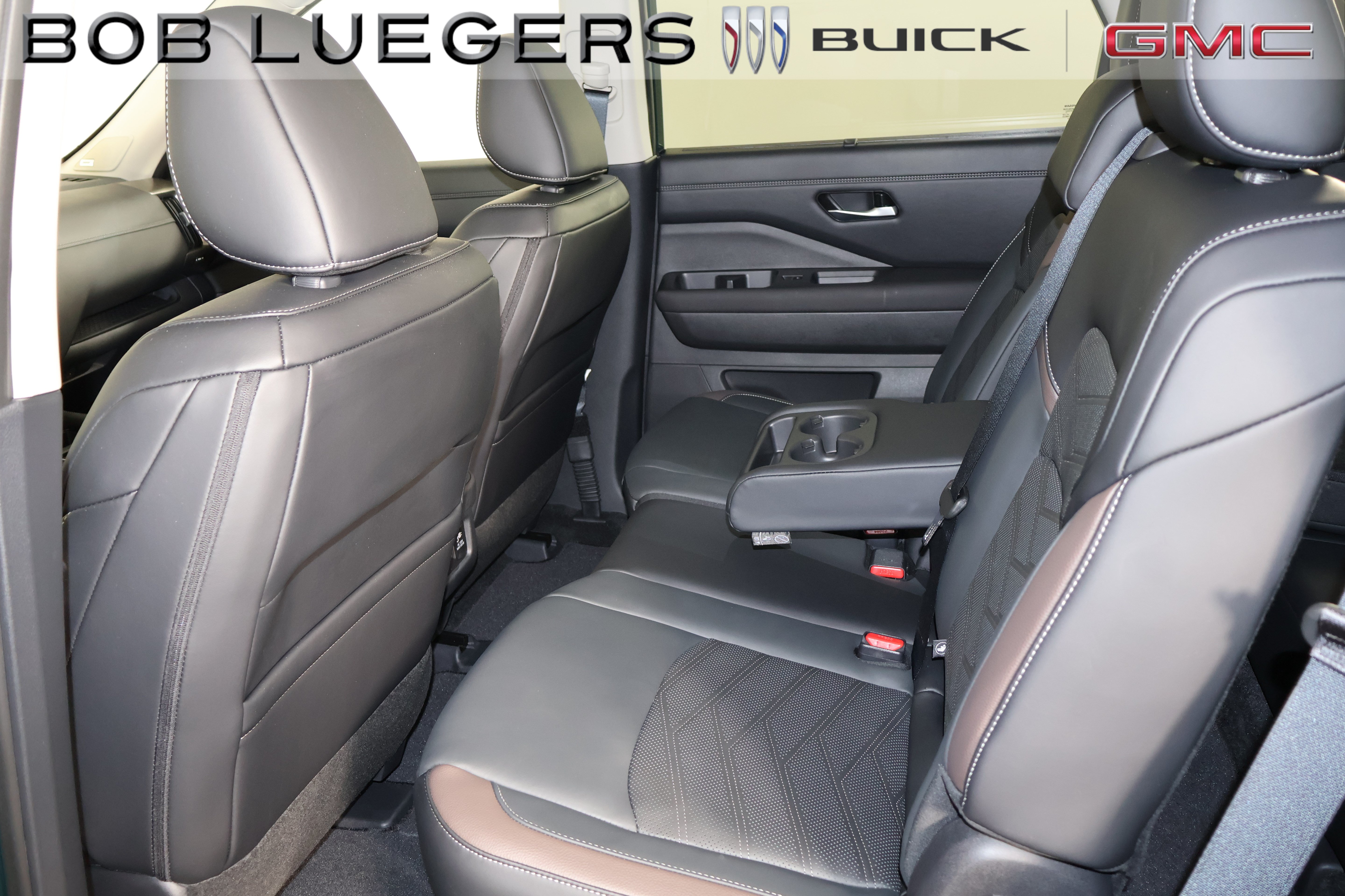 Used 2025 Nissan Pathfinder Platinum FWD image 11