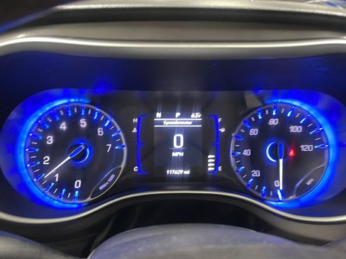 Used 2020 Chrysler Pacifica Touring-L FWD image 5