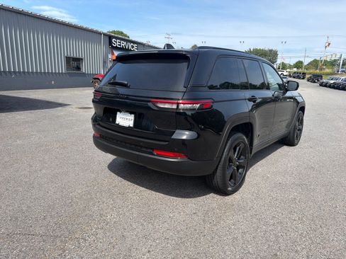 Used 2023 Jeep Grand Cherokee Altitude AWD/4WD image 6