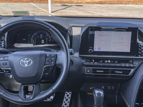 Used 2025 Toyota Camry SE FWD image 15