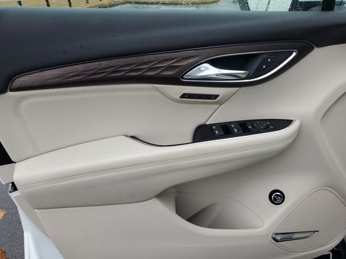 Used 2022 Buick Envision Avenir w/ Technology Package II image 18