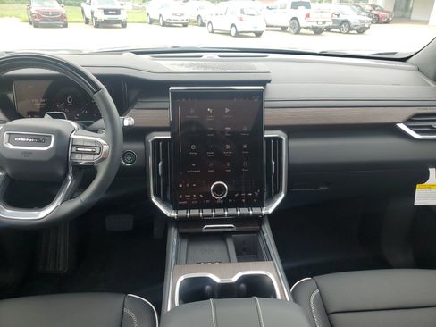 Used 2024 GMC Acadia Denali w/ Super Cruise Package image 10