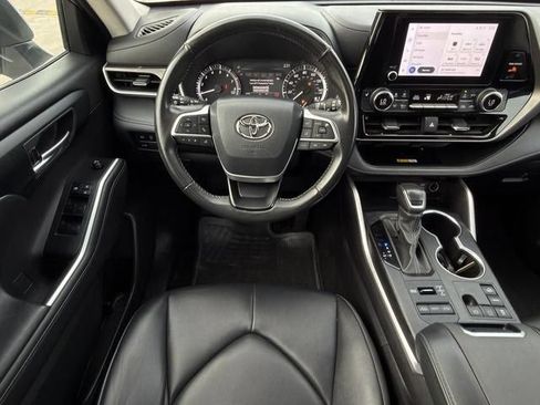 Used 2024 Toyota Highlander XLE AWD/4WD image 11