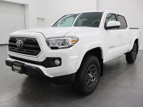 Used 2018 Toyota Tacoma SR5 AWD/4WD image 7