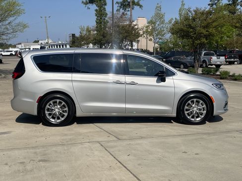 Used 2026 Chrysler Pacifica Limited FWD image 10