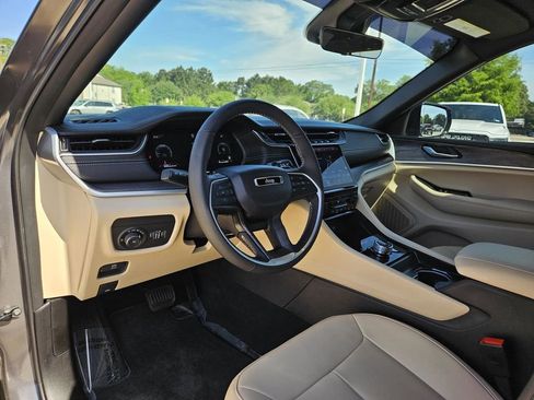 Used 2025 Jeep Grand Cherokee Limited RWD image 15
