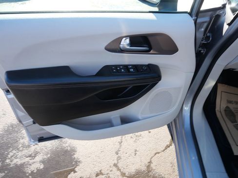 Used 2017 Chrysler Pacifica LX image 18