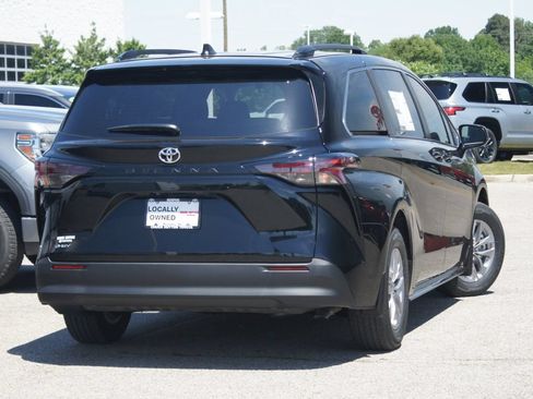 Used 2026 Toyota Sienna LE FWD image 10