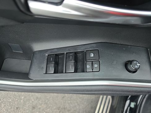 Used 2024 Toyota Highlander XLE FWD image 28