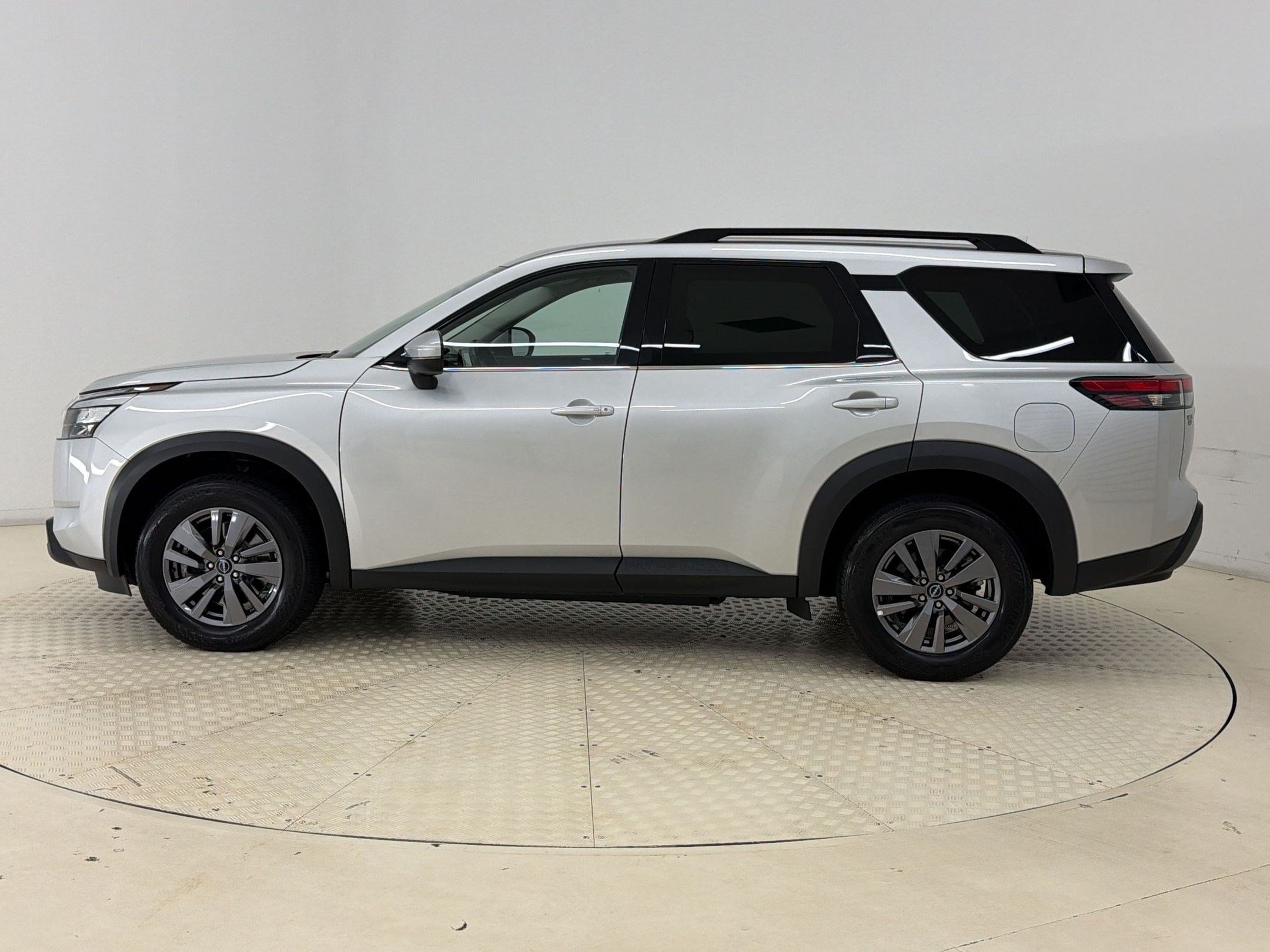 Used 2025 Nissan Pathfinder SV AWD/4WD image 2