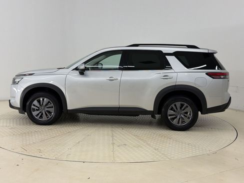Used 2025 Nissan Pathfinder SV AWD/4WD image 2