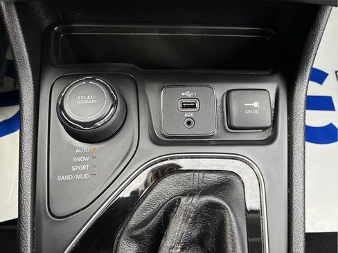 Used 2021 Jeep Cherokee Limited image 34