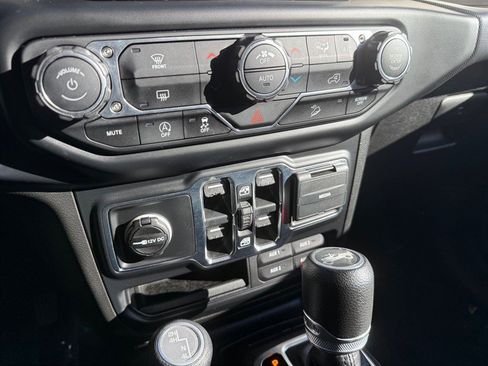 Used 2019 Jeep Wrangler Unlimited Sport S image 32