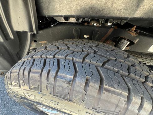 Used 2018 Toyota Tacoma SR5 AWD/4WD image 32