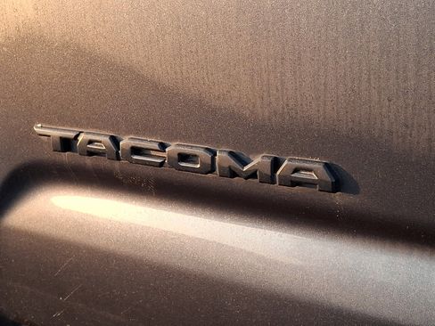 Used 2021 Toyota Tacoma TRD Sport w/ TRD Premium Sport Package AWD/4WD image 9