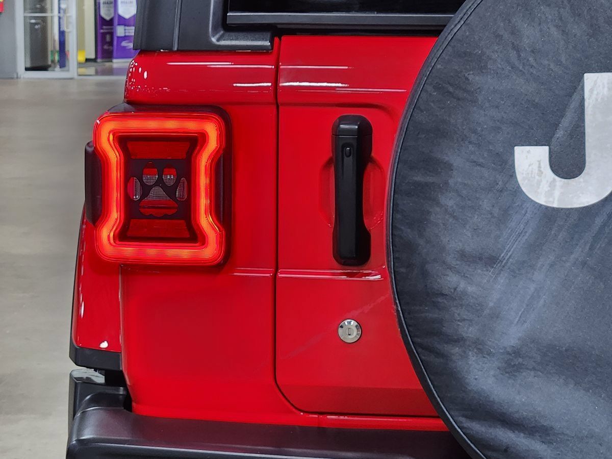 Used 2018 Jeep Wrangler Unlimited Sahara w/ Cold Weather Group AWD/4WD image 20