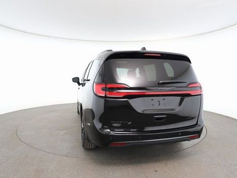 Used 2025 Chrysler Pacifica Limited image 13