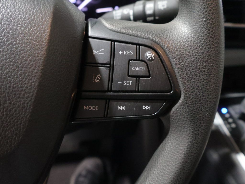 Used 2025 Toyota Sienna LE FWD image 32