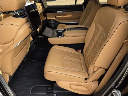 Used 2024 Jeep Grand Wagoneer Series III w/ Rear Seat Video Group 1 AWD/4WD image 32