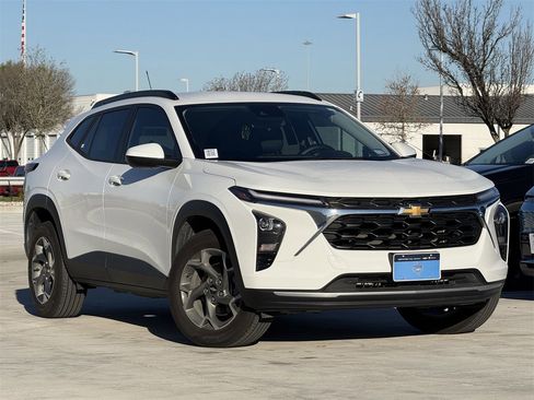 Used 2025 Chevrolet Trax LT image 2