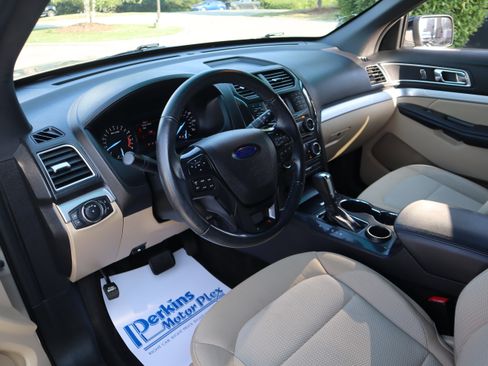 Used 2017 Ford Explorer XLT FWD image 20