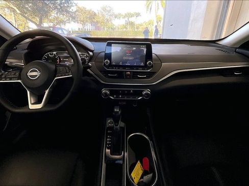 Used 2025 Nissan Altima 2.5 SR FWD image 6