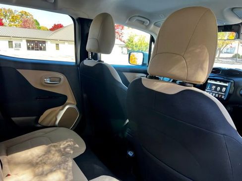 Used 2019 Jeep Renegade Latitude w/ UConnect 8.4 Nav Group image 21