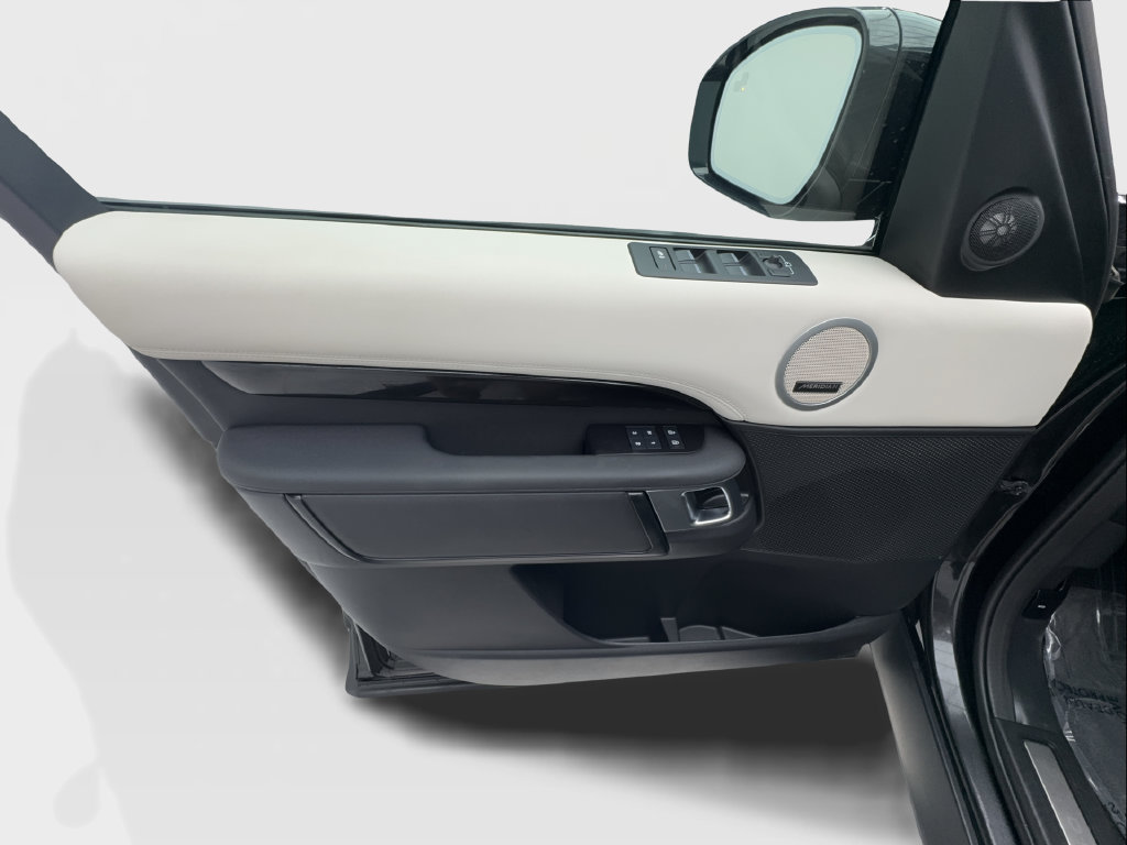 Used 2025 Land Rover Discovery S AWD/4WD image 18